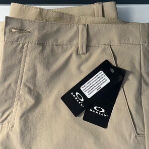 Oakley NWT Men’s golf shorts 36